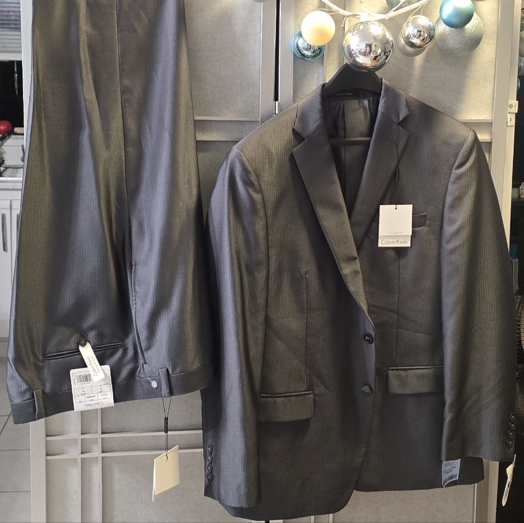 Calvin Klein Men's Gray Suit